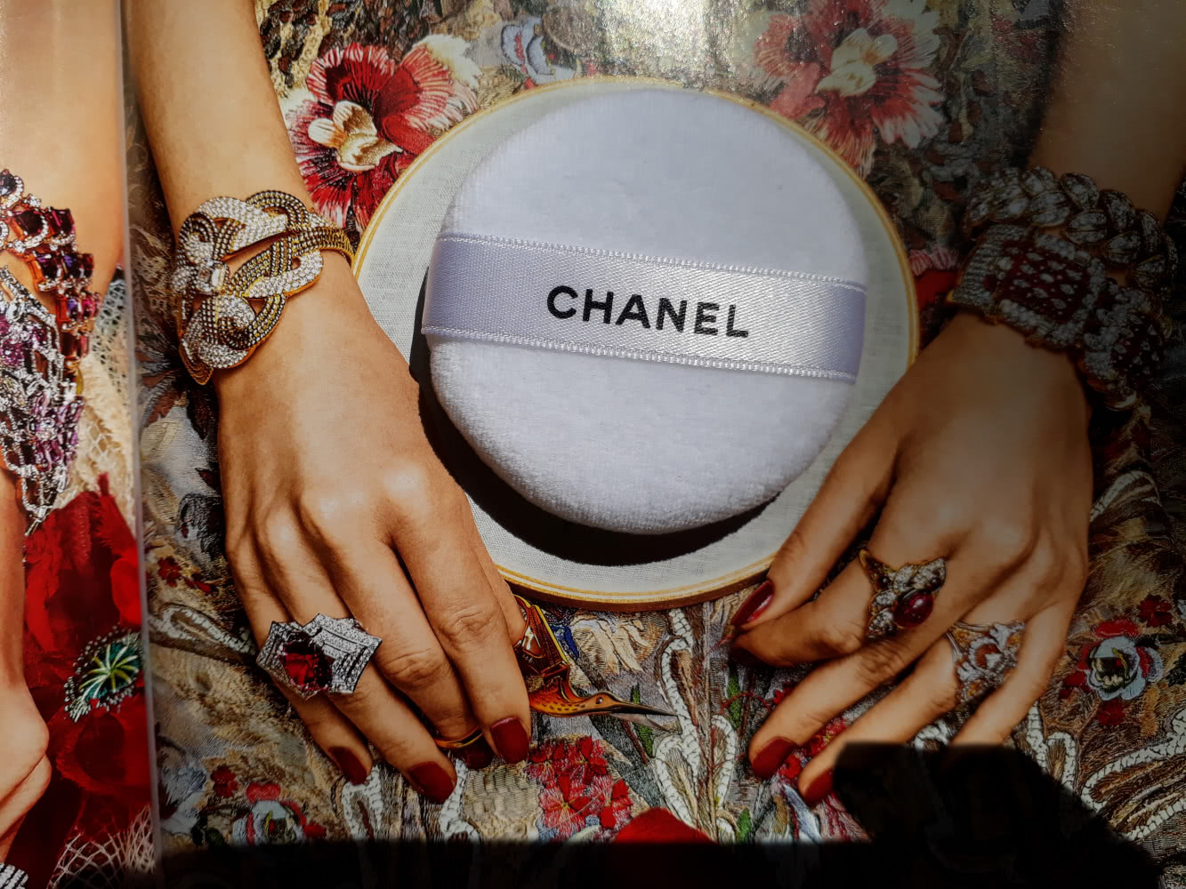 Пуховка Chanel