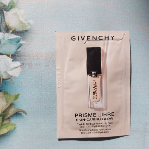 Тональный Givenchy Prisme Libre Skin-Caring Glow Foundation
