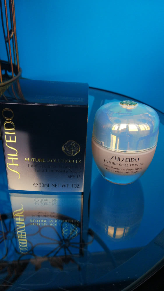 Shiseido Future Solution LX тональное средство с эффектом сияния spf 15 ЦЕНА СНИЖЕНА!!